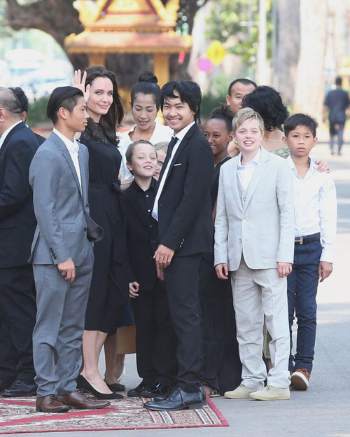 Bọn trẻ nhà Angelina Jolie - Brad Pitt tươi rói lộ diện sau khi bố mẹ ly hôn - 1