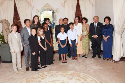 Bọn trẻ nhà Angelina Jolie - Brad Pitt tươi rói lộ diện sau khi bố mẹ ly hôn - 6