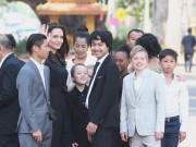 Làng sao - Bọn trẻ nhà Angelina Jolie - Brad Pitt tươi rói lộ diện sau khi bố mẹ ly hôn