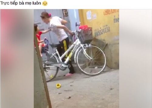 Mẹ đánh con ở siêu thị vì làm mất gói kẹo tiếp tục bị tố bỏ mặc con ngoài đường nằm khóc nức nở - 1