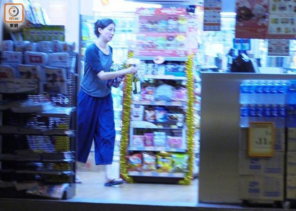 Bị Thành Long bỏ bê, Hoa hậu Châu Á xuống sắc, amp;#34;mượn rượu giải sầuamp;#34; - 2