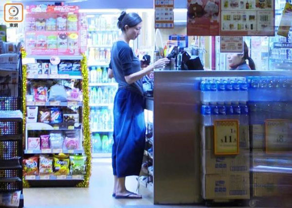 Bị Thành Long bỏ bê, Hoa hậu Châu Á xuống sắc, amp;#34;mượn rượu giải sầuamp;#34; - 3