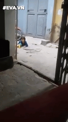 Mẹ đánh con ở siêu thị vì làm mất gói kẹo tiếp tục bị tố bỏ mặc con ngoài đường nằm khóc nức nở - 3