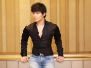 Làng sao - Làm việc quá nhiều, Nathan Lee kiệt sức, ngủ gật khi đi diễn