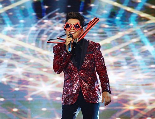 Việt Trinh - Lý Hùng - Kiều Oanh bị lép vế vì Thanh Bạch amp;#34;gây choángamp;#34; trên sân khấu - 1