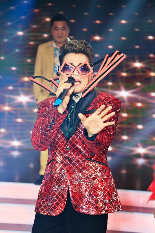 Việt Trinh - Lý Hùng - Kiều Oanh bị lép vế vì Thanh Bạch amp;#34;gây choángamp;#34; trên sân khấu - 2