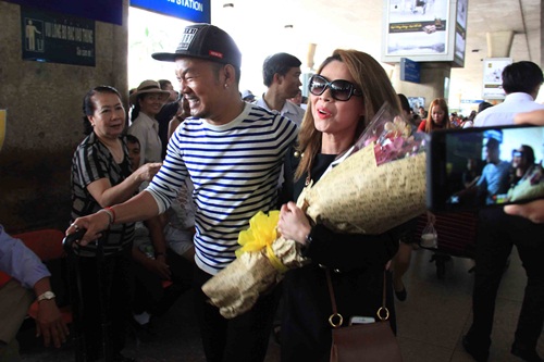 Bạn trai amp;#34;giấu mặtamp;#34; lâu nay của Thanh Thảo chính thức lộ diện, hộ tống cô về nước - 16