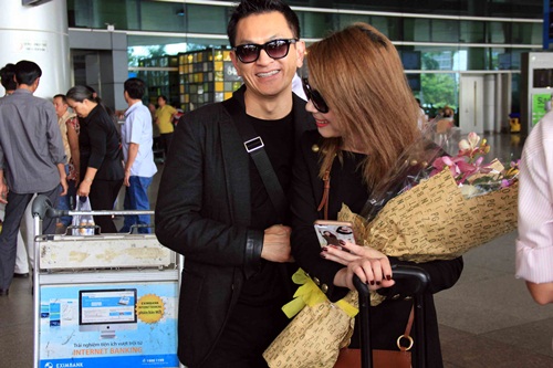 Bạn trai amp;#34;giấu mặtamp;#34; lâu nay của Thanh Thảo chính thức lộ diện, hộ tống cô về nước - 11