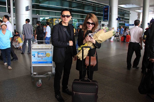 Bạn trai amp;#34;giấu mặtamp;#34; lâu nay của Thanh Thảo chính thức lộ diện, hộ tống cô về nước - 7