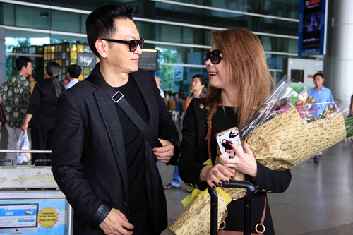 Bạn trai amp;#34;giấu mặtamp;#34; lâu nay của Thanh Thảo chính thức lộ diện, hộ tống cô về nước - 8
