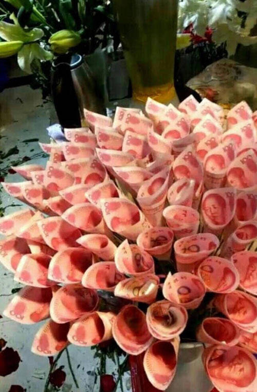 Cô gái được người yêu tặng bó hoa kết bằng 33 triệu đồng tiền giấy - 3