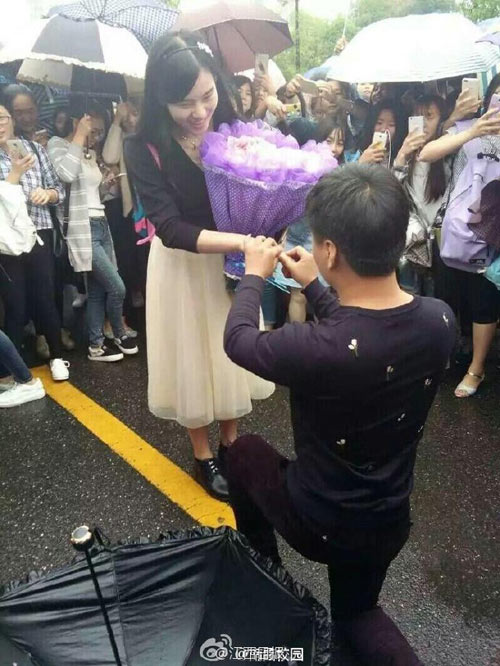 Cô gái được người yêu tặng bó hoa kết bằng 33 triệu đồng tiền giấy - 5