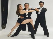 Làng sao - Ngạc nhiên chưa, Khánh Thi gác chân qua đùi Chí Anh trước mặt Phan Hiển