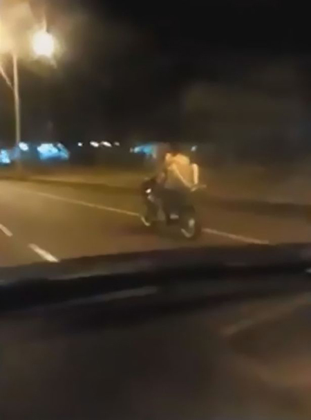 Sốc: Cặp đôi vừa làm amp;#39;chuyện ấyamp;#39; vừa lái xe 70km/h trên đường cao tốc - 3