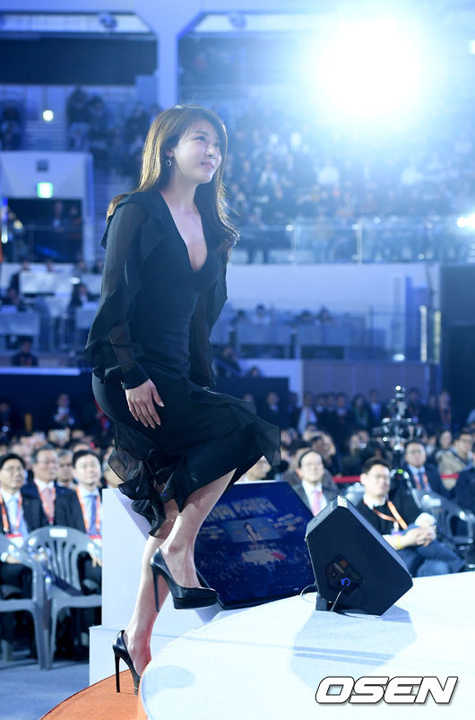 Đã mắt ngắm amp;#34;Hoàng hậu Kiamp;#34; Ha Ji Won gợi cảm trên thảm đỏ - 1