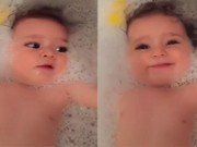Clip Eva - Video: Em bé tắm nghịch trong nước vô cùng đáng yêu
