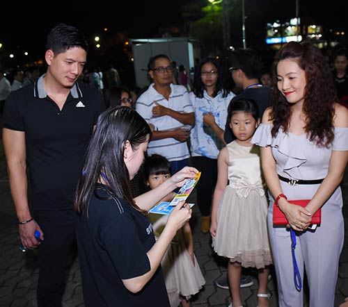 Bận rộn đến mấy, MC Bình Minh vẫn quan tâm chăm sóc vợ con - 1