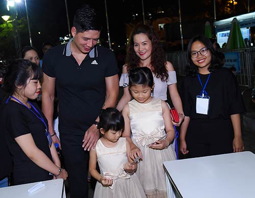 Bận rộn đến mấy, MC Bình Minh vẫn quan tâm chăm sóc vợ con - 2