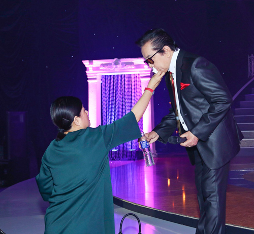 Nathan Lee hạnh phúc vì lần đầu được mẹ hộ tống đi diễn - 11