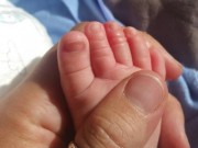 Làm mẹ - Trẻ khóc không lí do, bố mẹ nên kiểm tra bàn chân bé ngay lập tức