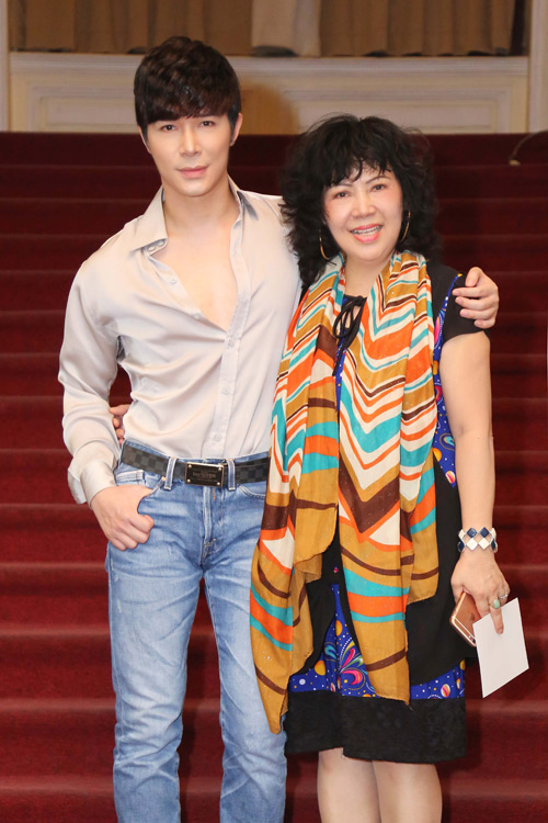 Nathan Lee hạnh phúc vì lần đầu được mẹ hộ tống đi diễn - 2