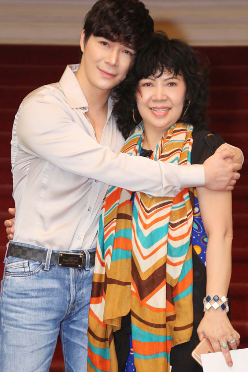 Nathan Lee hạnh phúc vì lần đầu được mẹ hộ tống đi diễn - 3