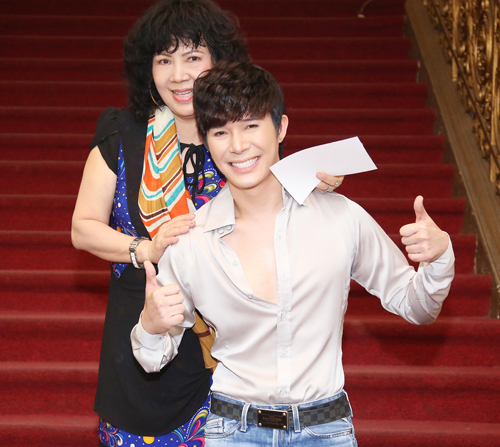 Nathan Lee hạnh phúc vì lần đầu được mẹ hộ tống đi diễn - 4