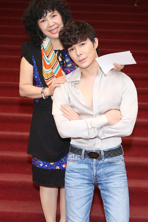 Nathan Lee hạnh phúc vì lần đầu được mẹ hộ tống đi diễn - 5