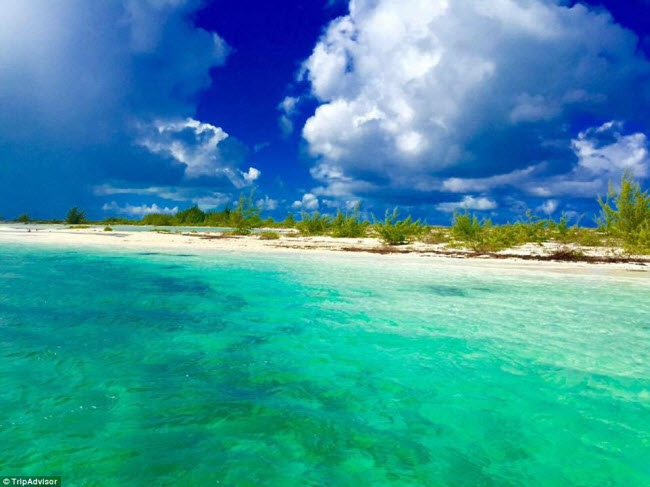 Màu nước xanh khác lạ và bãi tắm vắng vẻ giúp bãi biển Grace Bay ở Providenciales, Turks&Caicos, trở thành điểm du lịch hấp dẫn.

