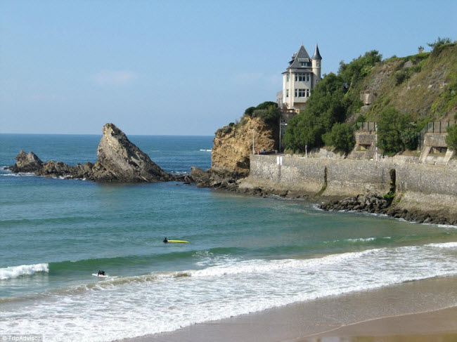 La Cote des Basques là đại diện duy nhất của Pháp nằm trong danh sách 25 bãi biển đẹp nhất thế giới năm 2017 do tạp chí TripAdvisor bình chọn.
