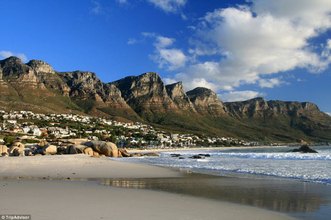 Tới bãi biển Camp's Bay ở Western Cape, Nam Phi, du khách có thể vừa tắm biển vừa ngắm cảnh núi hùng vĩ phía sau. Khu du lịch này cùng có nhiều nhà hàng và quán bar để bạn trải nghiệm.

