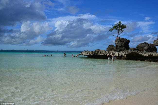 Bãi biển White ở Boracay, Philippines, đặc biệt phù hợp cho trẻ em và những người không biết bơi.
