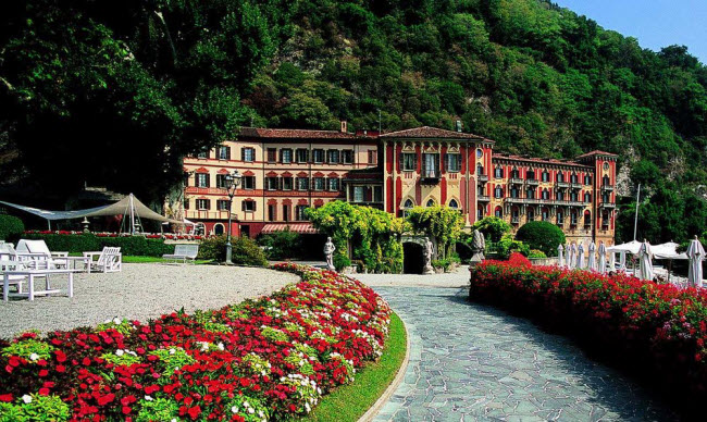 Hồ Como, Italia: Được coi là địa điểm lãng mạn nhất Italia, hồ Como hấp dẫn du khách với những biệt thự cổ và phong cảnh núi Alp tuyệt đẹp. George Clooney thậm chí có nhà riêng ở đây, trong khi John Krasinski và Emily Blunt tổ chức lễ cưới và nghỉ tuần trăng mật tại khách sạn Villa D’Este được xây dựng từ năm 1873.
