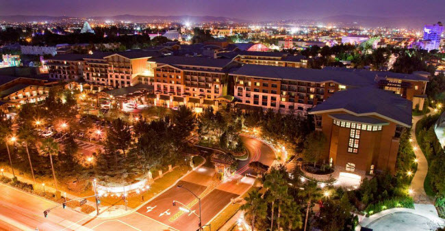 Disneyland Anaheim, California: Cặp đôi Kaley Cuoco và Ryan Sweeting đã lựa chọn công viên giải trí này để tận hưởng kỳ nghỉ trăng mật của họ vào năm 2014.
