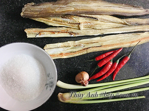 Rẻ tiền thế này thôi nhưng cá khô sốt chua ngọt trôi cơm lắm nhé! - 1