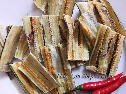 Rẻ tiền thế này thôi nhưng cá khô sốt chua ngọt trôi cơm lắm nhé! - 2