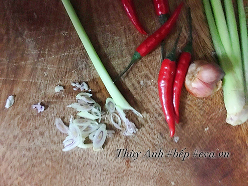 Rẻ tiền thế này thôi nhưng cá khô sốt chua ngọt trôi cơm lắm nhé! - 3