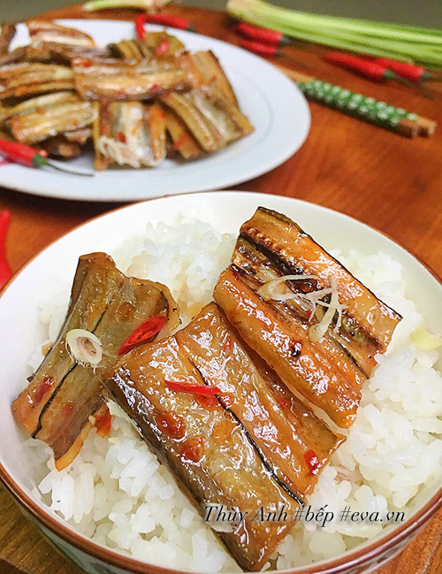 Rẻ tiền thế này thôi nhưng cá khô sốt chua ngọt trôi cơm lắm nhé! - 7