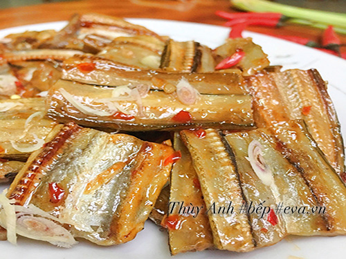 Rẻ tiền thế này thôi nhưng cá khô sốt chua ngọt trôi cơm lắm nhé! - 8