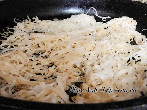 Mì Chũ xào thịt bò nấm đơn giản mà ngon - 6