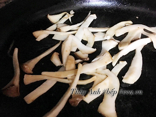 Mì Chũ xào thịt bò nấm đơn giản mà ngon - 7
