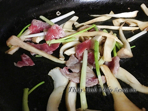 Mì Chũ xào thịt bò nấm đơn giản mà ngon - 8