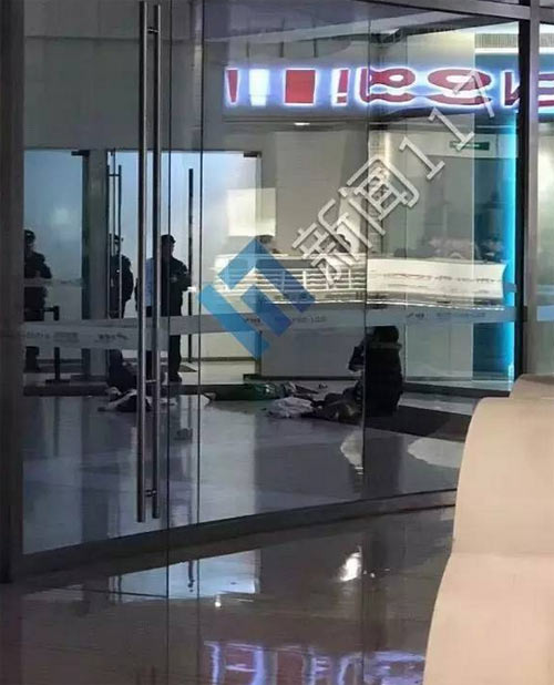 Bi kịch: Cứu con rơi từ tầng 4, mẹ tuột tay rơi tiếp con đang bế khiến cả 2 bé tử vong - 2