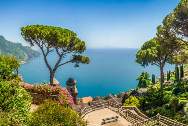 Capri, Italia (Mariah Carey): Đây là một trong những hòn đảo đẹp nhất tại châu Âu với phong cảnh đẹp khiến nhiều ngôi sao nổi tiếng phải xao lòng. Mariah Carey, Baron Cohen, Rihanna và ông chủ của Facebook, Mark Zuckerberg từng tận hưởng kỳ nghỉ của họ tại hòn đảo này.

