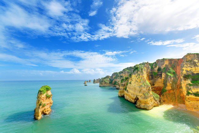 Algarve, Bồ Đào Nha (Kate & William): Vùng Algarve là một một thiên đường thực sự dành cho những người yêu thiên nhiên, nắng và biển. Đây cũng là địa điểm Hoàng tử Anh William và vợ Kate lựa chọn cho kỷ nghỉ tuần trăng mật của họ.
