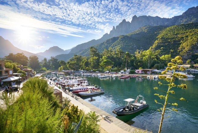 Đảo Corsica (Penelope Cruz): Nếu bạn muốn gây bất ngờ cho vợ mình giống như Jay-Z, hay tận hưởng một kỳ nghỉ lãng mạn tại Corsica. Nơi đây có khí hậu ôn hòa và phong cảnh thiên nhiên tuyệt đẹp. Giá chi phí sinh hoạt tại hòn đảo này cũng khá dễ chịu.
