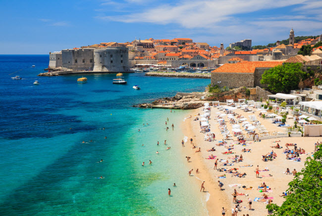 Dubrovnik, Croatia (Bill & Hillary Clinton): Người nổi tiếng tại thành phố Dubrovnik cũng nhiều như người dân bản địa. Địa điểm này được lựa chọn làm bối cảnh cho bộ phim truyền hình "Game of Thrones". Tới đây, du khách có thể tận hưởng nắng chan hòa, văn hóa đa dạng, kiến trúc cổ kính và nhiều món ăn ngon.
