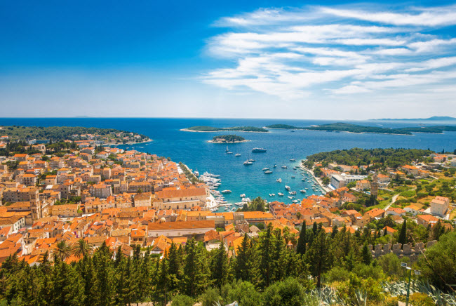 Hvar, Croatia (Hoàng tử Harry): Ngay càng nhiều người nổi tiếng đến du lịch ở Croatia, vì đây là một trong những quốc gia đẹp nhất châu Âu. Tom Cruise, Hoàng tử Anh Harry và JF Kennedy từng lựa chọn Hvar làm địa điểm nghỉ dưỡng. Nơi đây có phong cảnh đẹp, nước biển trong xanh và không gian đi bộ yên tĩnh.
