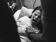 Bà bầu - Hình ảnh người mẹ gào khóc khi đẻ thường: Chỉ nhìn đã thấy đau!