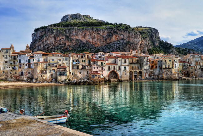 Sicily, Itaia (Rihanna): Đảo Sicily là quê gốc của nhiều ngôi sao nổi tiếng người Mỹ như Lady Gaga, Sylvester Stallone hay bà của Britney Spears. Du khách có nhiều lựa chọn để giải trí và khám phá trên hòn đảo xinh đẹp này. Bạn có thể thưởng thức rượu vang, chèo thuyền ở Palermo, leo núi Etna,…
